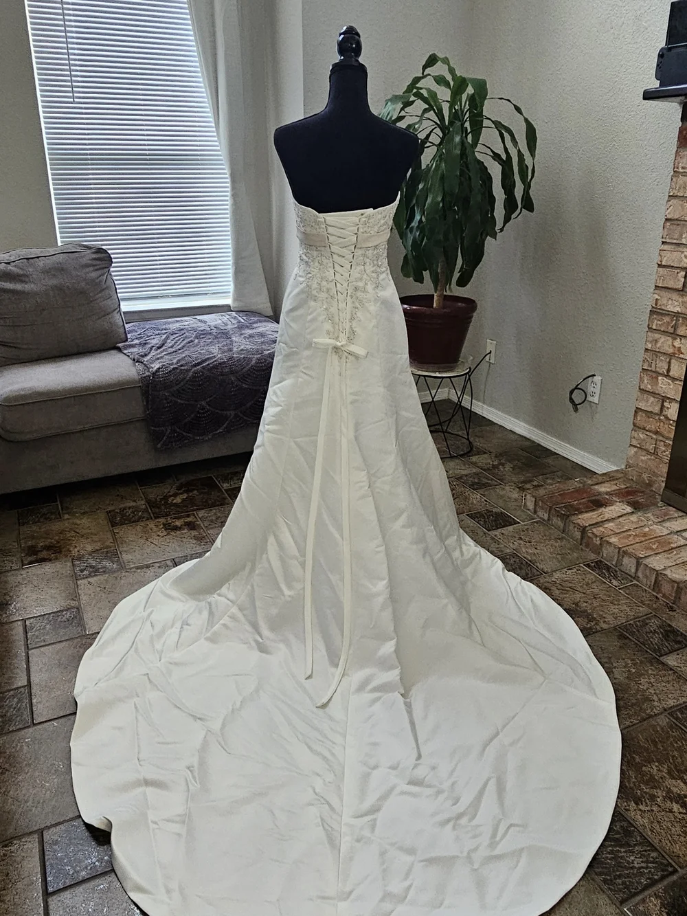 DAVID'S BRIDAL COLLECTION lace wedding dress with beaded metallic lace, size 6 - Picture 7 of 17